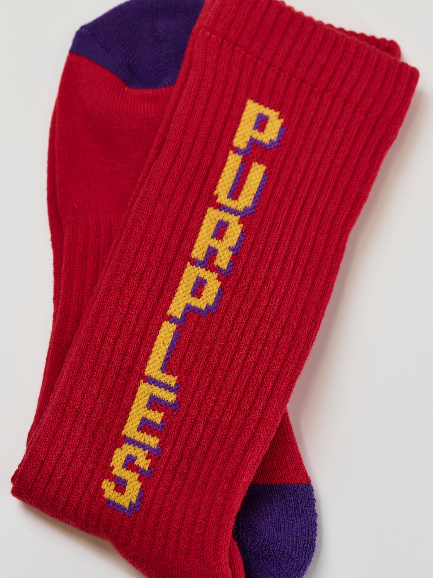 Retro font skater socks -red-